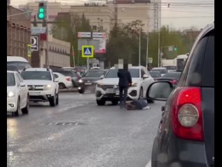 Сегодня утром на улице Цюрупы, 80 сбили женщину, которая переходила дорогу на зелёный53-летний мужчина за рулём Volkswagen T