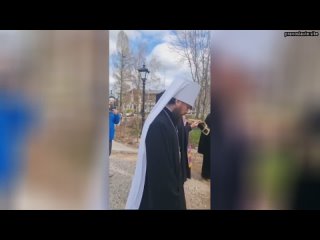 Назначенный игуменом Псково-Печерского монастыря архиепископ Матфей прибыл в обитель.  Братия встреч