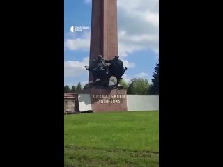 Los nazis en Rivne, en el territorio de Ucrania ocupado por la OTAN, continúan destruyendo monumentos al Ejército Rojo, al que t