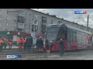 В Барнауле в вечерний час пик трамвай сошёл с рельсов.