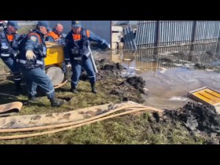 Спасатели МЧС из Оренбурга откачивают воду из затопленных курганских домах