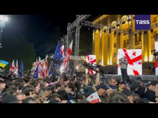 Manifestantes contra el proyecto de ley sobre agentes extranjeros han iniciado enfrentamientos con la Polica en Tiflis, cerca d