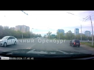 Момент ДТП на улице Театральной. КамАЗ МЧС vs Тойота Камри.