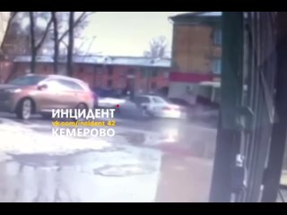 В сети появились кадры аварии на ул.Троллейная в Кемерове, где водитель “Хонды“ сбил двух девушек. Произошло это 27 марта.  По п