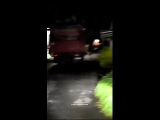 Imgenes de la erupcin de un volcn en Indonesia. En videos logra apreciarse la erupcin acompaada de relmpagos sobre el volc