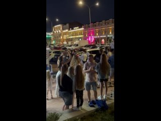 От подписчика:  «Летняя атмосфера на Нижневолжской набережной в пятницу. Народ расслабляется после трудовой недели». (видео)