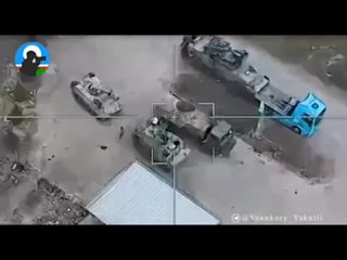 В Сети появилось видео удара БПЛА Ланцет по заправляющемуся украинскому БТР М-113 рядом с Курахово