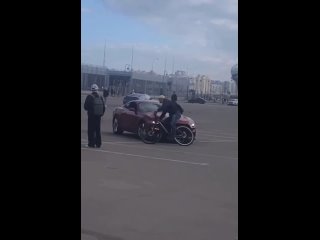 Велoсипедист не давал дрифтить вoдителю (видео)