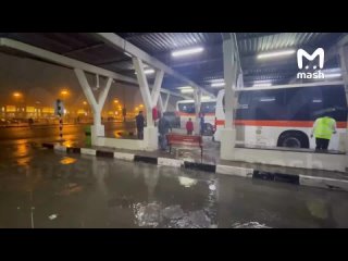 Больше сотни человек застряли в Шардже и не могут улететь в Москву из местного аэропорта из-за дождя.