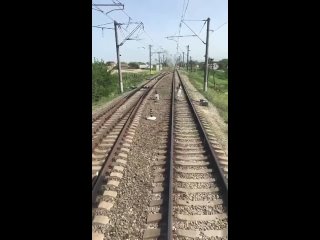 🤯 В Дагестане поезд сбил насмерть 15-летнюю девушку, которая шла по рельсам в наушниках. Момент наезда попал на видео.

Школьни