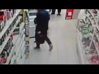 В Пензе мужчина убежал от продавцов с продуктами под курткой