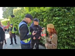 La polica de Kiev no permiti la entrada al Parque de la Gloria a una mujer ucraniana con uniforme militar sovitico