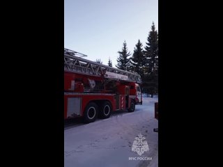 АЛ  автолестница. Специальный пожарный автомобиль, с надстройкой в виде пакета колен на поворотной платформе