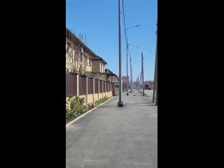 Мэр Краснодара попросил разобраться, как посреди нового тротуара выросли столбы.
