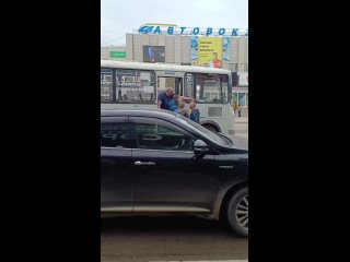 В Якутске неизвестный беспричинно обвинил водителя автобуса в отсутствии прав. Водитель вышел на него с ломом