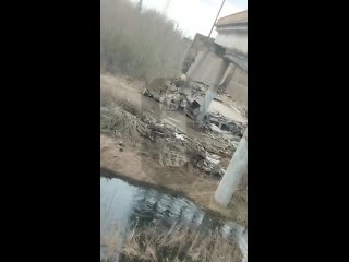 ‼️Путепровод обрушился в городе Вязьма Смоленской области, на мосту находились легковушка и грузовик, одна женщина погибла — МЧС