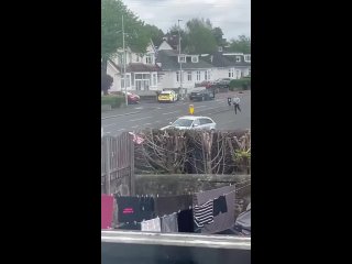 Утро в Великобритании. На видео полуголый мужчина с бензопилой гонится за полицейским.