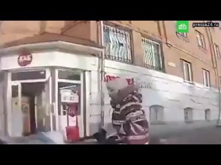 Момент ДТП в Костроме, где водитель на перекрестке вылетел на тротуар и сбил женщину с ребенком в ко
