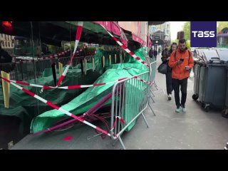 Les ailes du cabaret parisien Moulin-Rouge se sont effondres dans la nuit de mercredi  jeudi. Personne na t bless, a infor