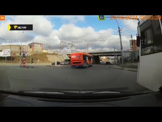 Гонка за пассажиров: сразу два автобуса проехали на красный в Новосибирске