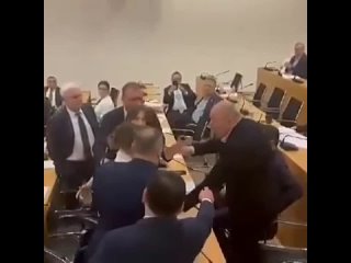 Un partisan de l'intgration europenne a attaqu un collgue du parlement gorgien alors qu'il discutait de la loi sur les a