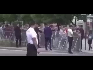 В Словакии рассказали о состоянии премьер-министра страны после покушения. Пару часов назад в Роберта Фицо выстрелил... (видео)