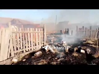 В селе Маньково Александро-Заводского района сгорел двухквартирный дом, а также крыши бани и гаража.    С огнем боролись 20 чело