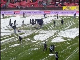 Фанаты помогают чистить снег