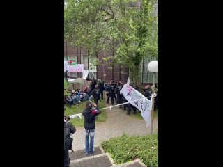 Berlínská policie začala vyklízet protestní tábor, který na nádvoří Svobodné univerzity v Berlíně zřídili propalestinští aktivis