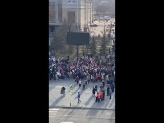 «Путин, помоги».В Орске люди собрались на главной площади города, они жалуются на местные власти и на размер выплат после потопа