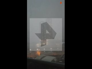 Стихия обрушилась на Дубай: властям пришлось перекрывать дороги и отменять авиарейсы из-за мощных дождей. Кадры буйства природы