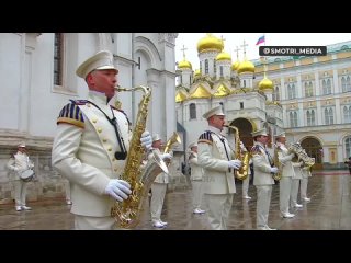 Владимир Путин проводит смотр Президентского полка.