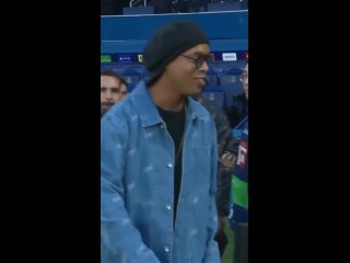Роналдиньо на матче ПСЖ – Барселона