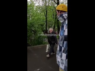 Трэш-блогер оскорбляет пожилых женщин на улицах Москвы ради пранков. Пишут, что негодяя зовут Марат