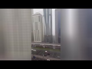 Ого, в Дубае творится какая-то жесть. На город обрушились ливни, которые затопили улицы, метро и даж