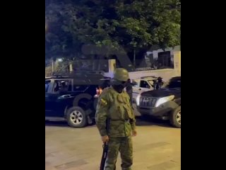 Momento en que la polica Nacional de Ecuador detuvo al exvicepresidente Jorge Glas. La accin incluy la entrada de fuerz