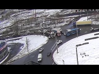 Столкновение двух большегрузов и легкового автомобиля попало на видео в Новокузнецке