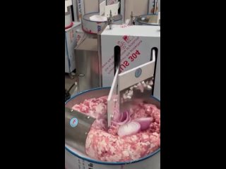 Механическая система рубки мяса с помощью больших ножей используется для быстрой и эффективной обработки крупных мясных кусков.