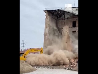В Омске разрушают здание гимназии №88