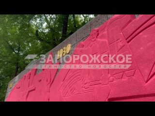 В преддверии Дня Победы, на памятнике солдатам Великой Отечественной войны в центре Мелитополя обновили краску