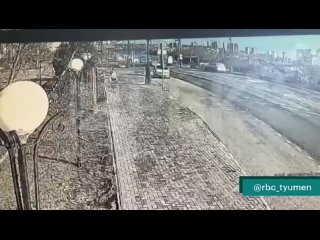 Автомобиль таранит набережную в Тюмени