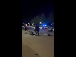 В социальных сетях была опубликована видеозапись, на которой запечатлена потасовка между группой молодых людей и полицейскими