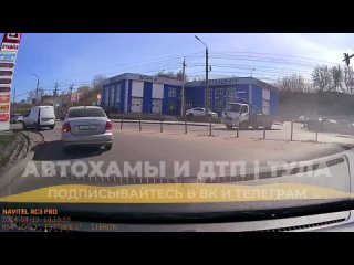 В Туле на ул. Рязанской грузовик грубо нарушил ПДД и проскочил под «кирпич»
