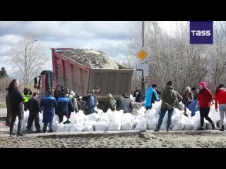 À Ialoutorovsk, dans la région de Tioumen, les citadins consolident une digue pour éviter les inondations en cas de débordement