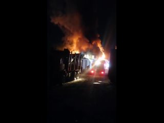 ️В Воронеже упал беспилотник, повреждено промышленное здание. Местные жители сообщают о пожаре на пилораме
