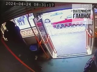 Вчера в Екатеринбурге в трамвае пассажиры устроили кровавые разборки Очевидцы сняли потасовку на маршруте №5.