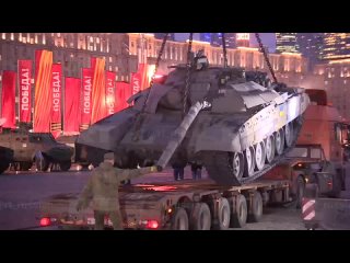 Немецкий танк Leopard 2A6 и украинский танк Т-72 привезли на Поклонную гору в Москве