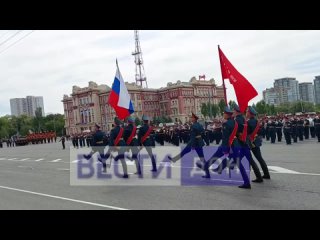 Знамя Победы на Театральной площади в Ростове-на-Дону. Парад в донской столице начался