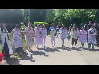 Украинки орут, пытаясь помешать послу России в Польше возложить цветы воинам-победителям нацизма