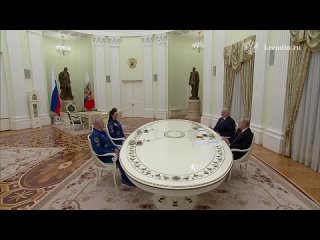 Владимир Путин и Александр Лукашенко встретились с космонавтами Олегом Новицким и Мариной Василевской